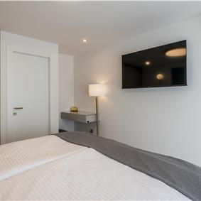 4 bedroom villa with heated pool and sea view in Vinišće, sleeps 8